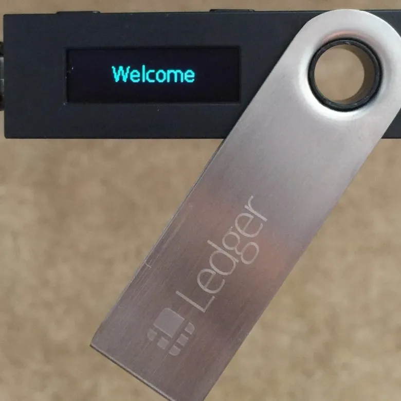 Ledger и Trezor.